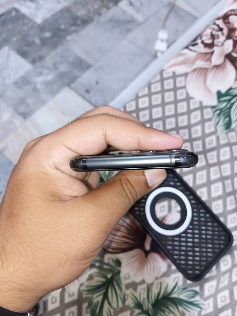 iPhone 11 Pro 3