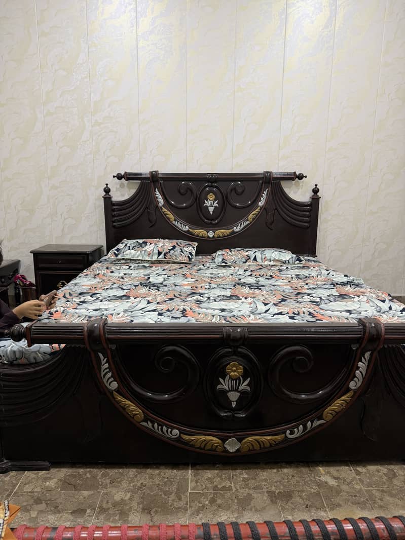 Bed, side table, mattress. 0