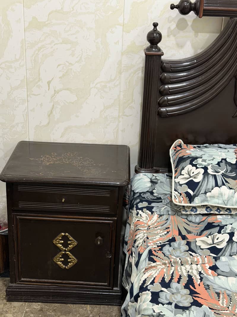 Bed, side table, mattress. 1