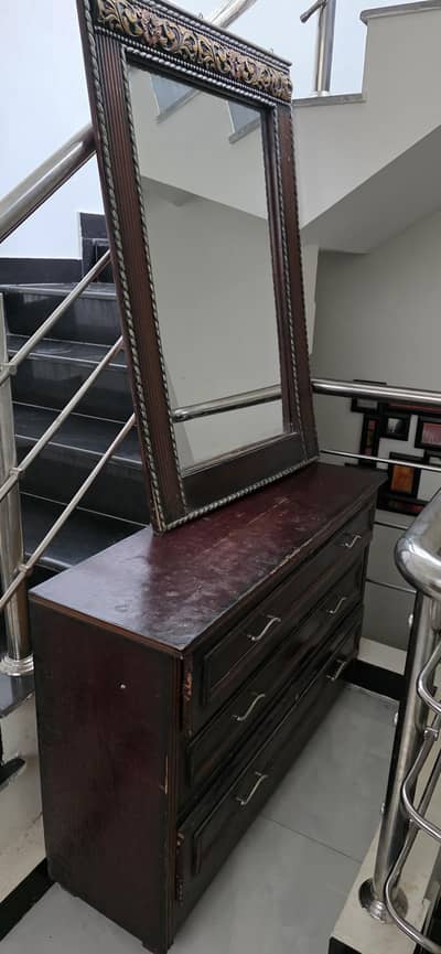 Dressing table with Mirror
