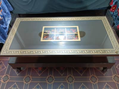 Beautifully center wooden table for dinning rooms.
