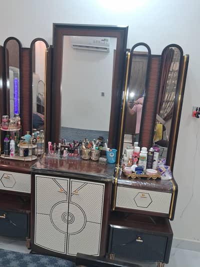 KING SIZE BED WITH DRESSING TABLE