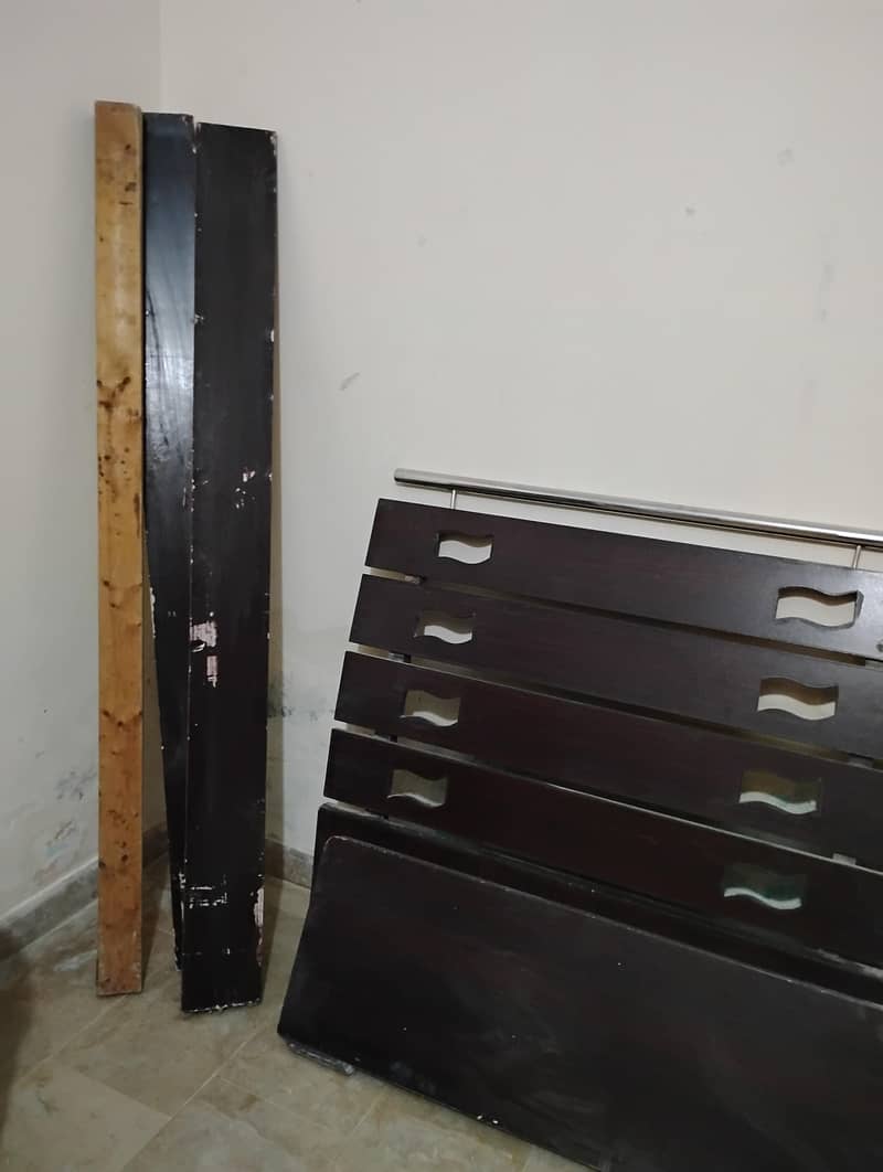 Single bed without matress 1