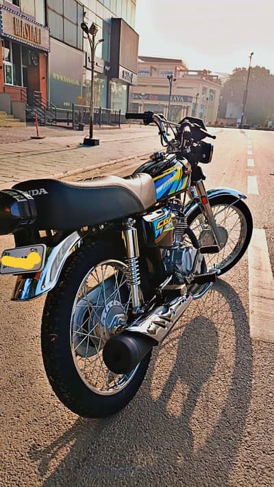Honda 125 black color 490 kilo meter used brand new condition