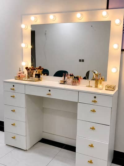 Makeup vanity dressers