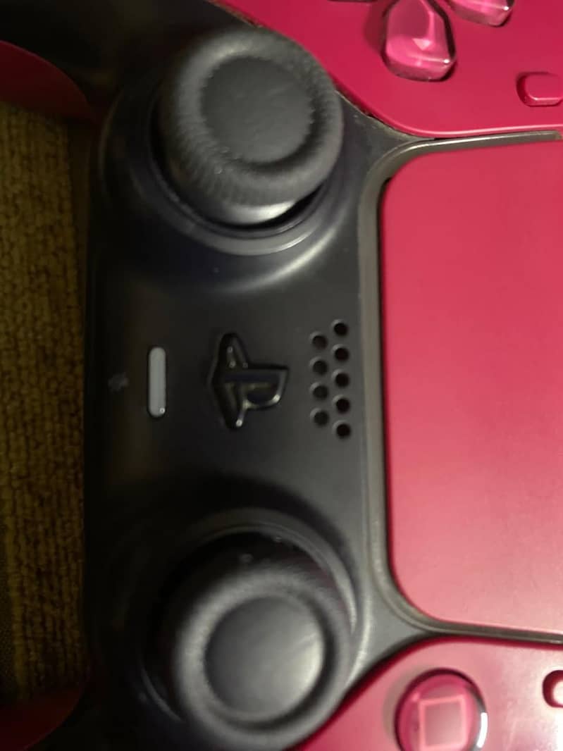 Ps5 Dualsense controller. 3