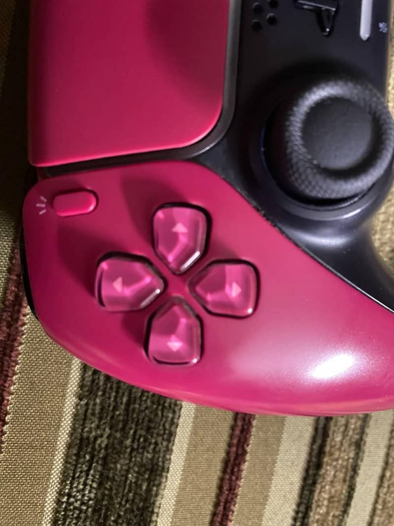 Ps5 Dualsense controller. 4
