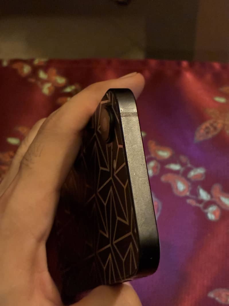 iPhone 16e 4
