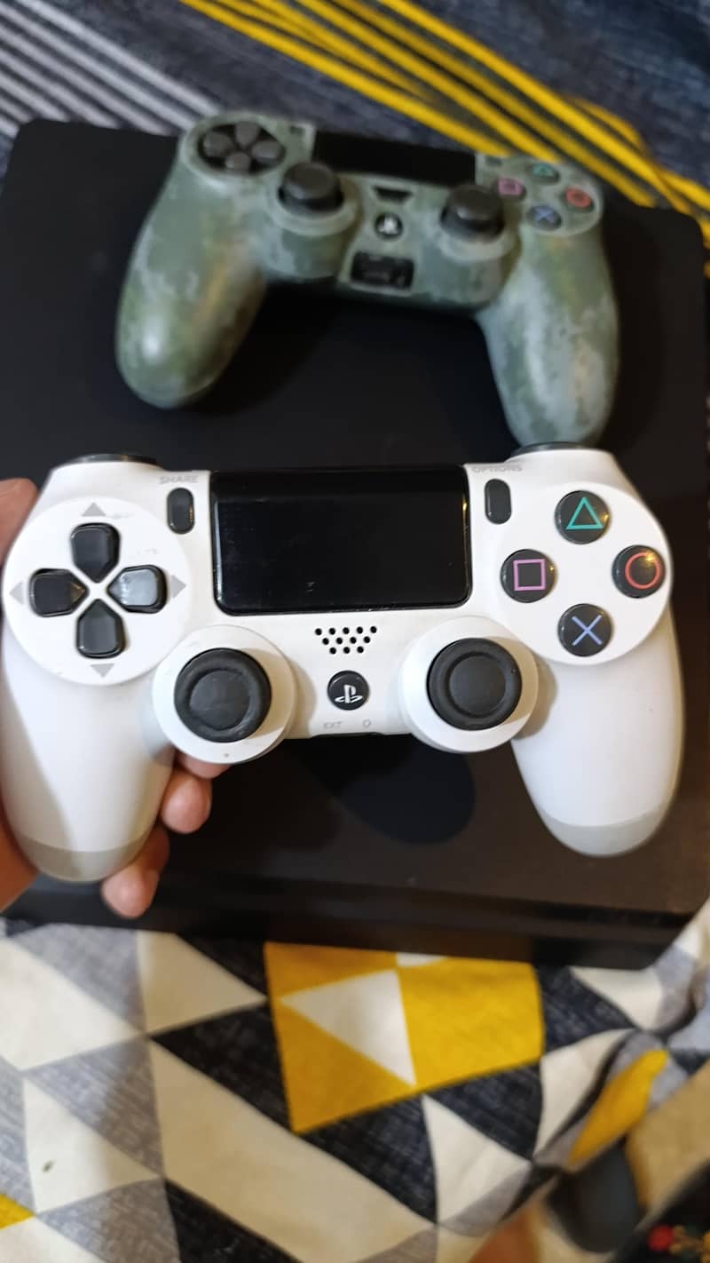 PS4 Slim 5