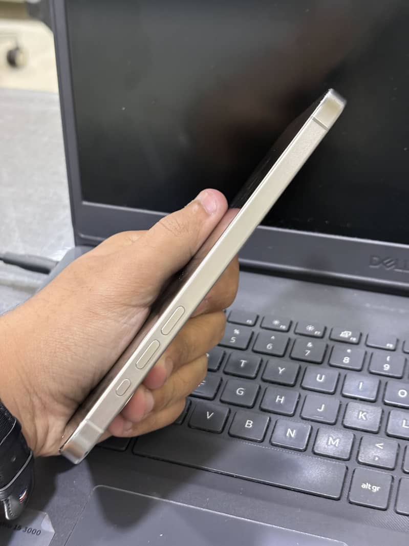 iPhone 15 Pro Max 4