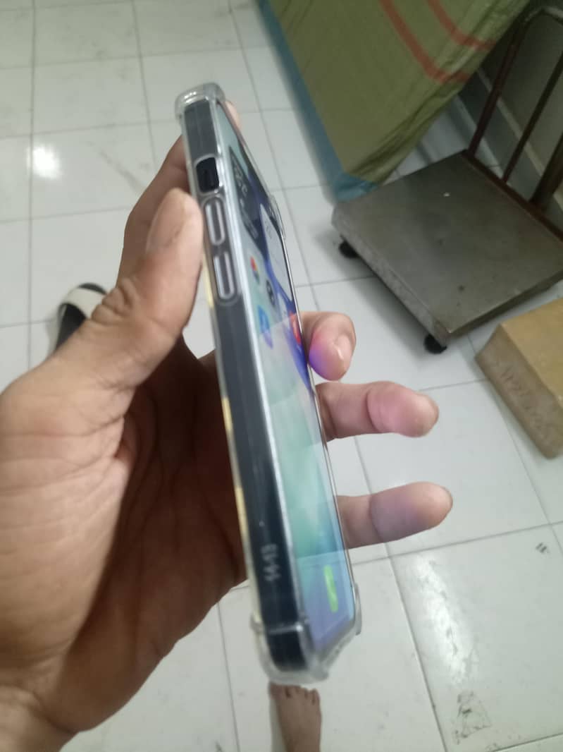 Apple iPhone 13 2