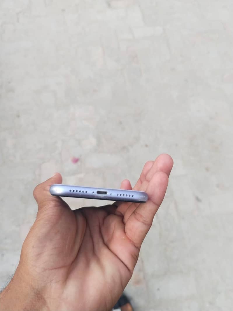 Apple iPhone 11 3