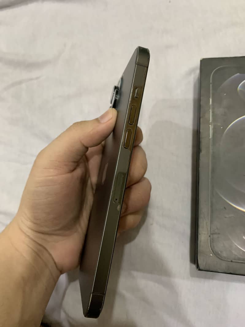 Iphone 12pro max 4