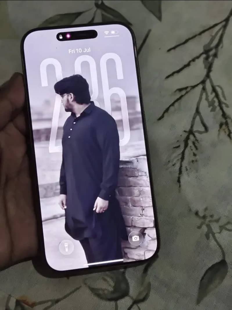 Apple iPhone 16 Pro Max 1