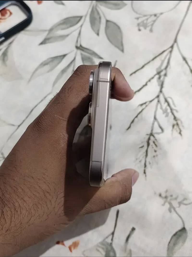 Apple iPhone 16 Pro Max 2