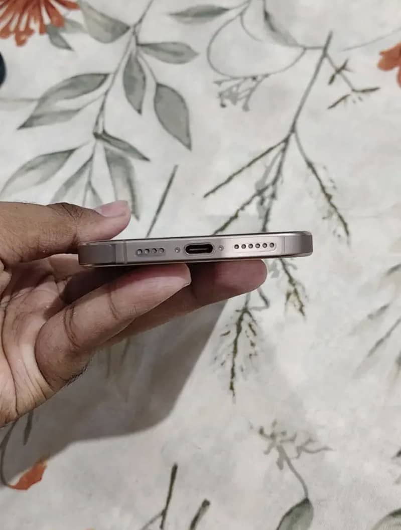 Apple iPhone 16 Pro Max 3