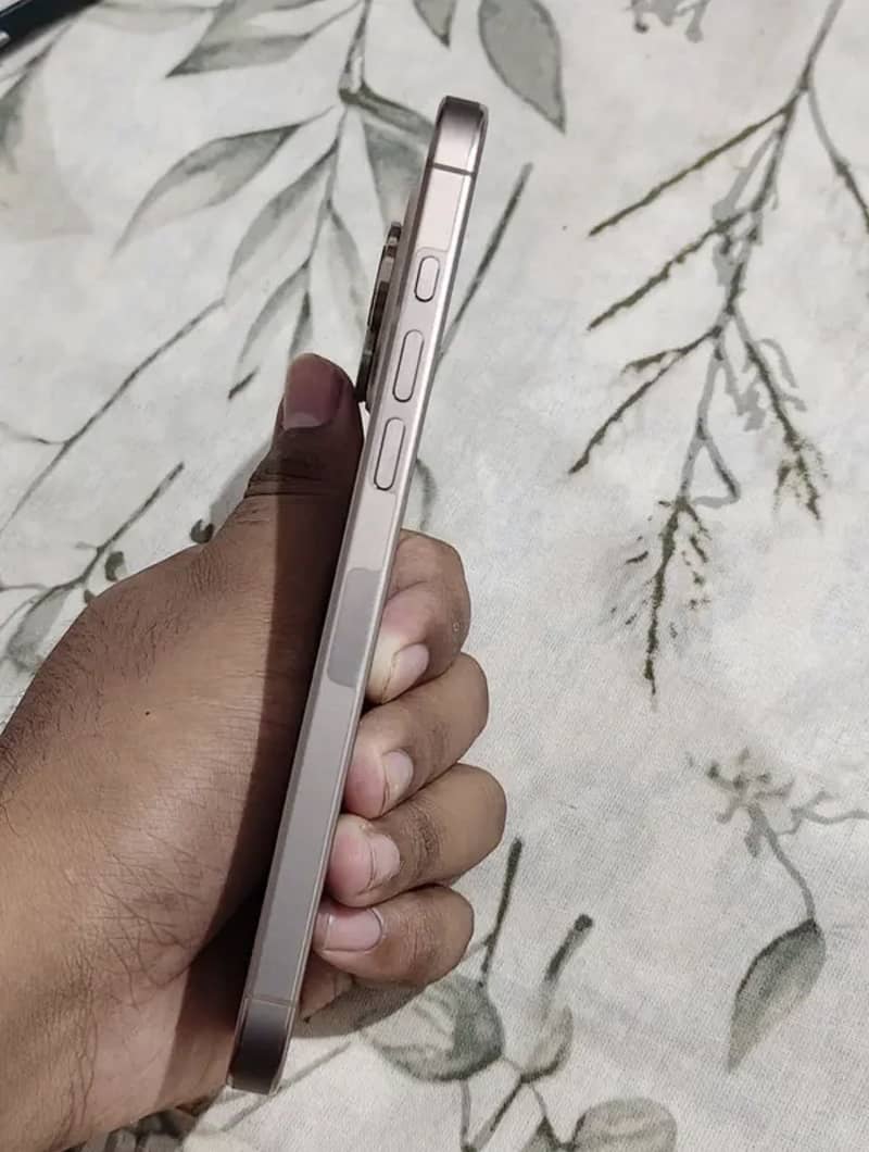 Apple iPhone 16 Pro Max 5