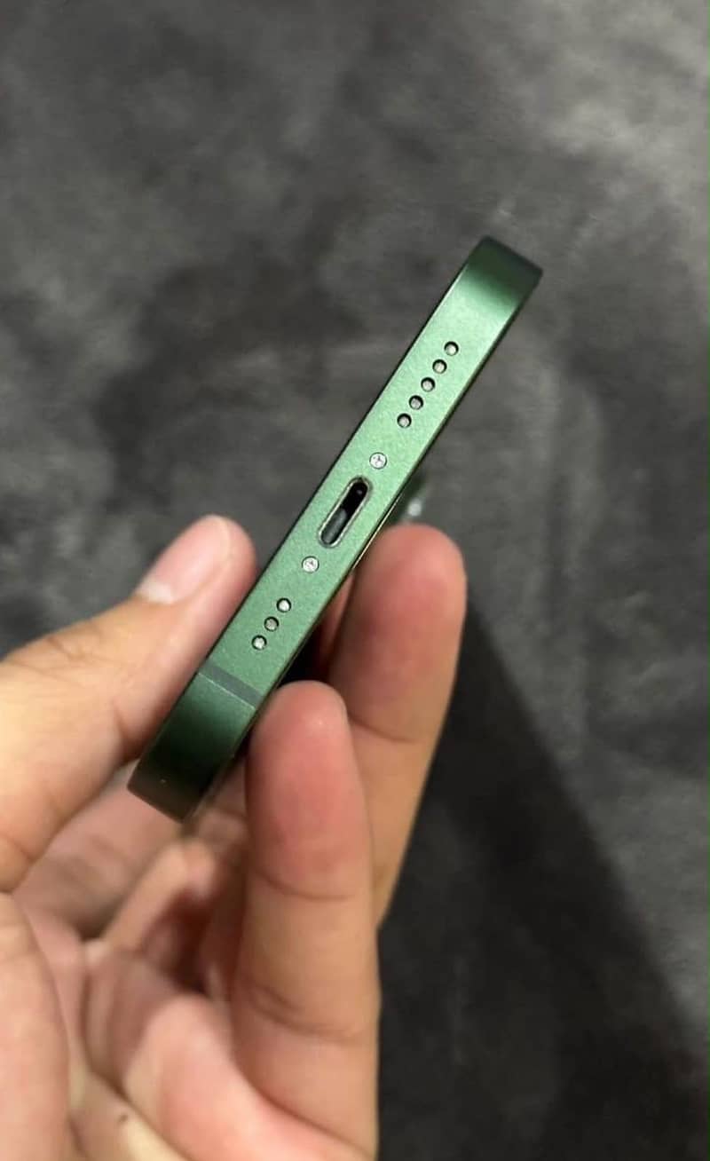 Apple iPhone 13 2