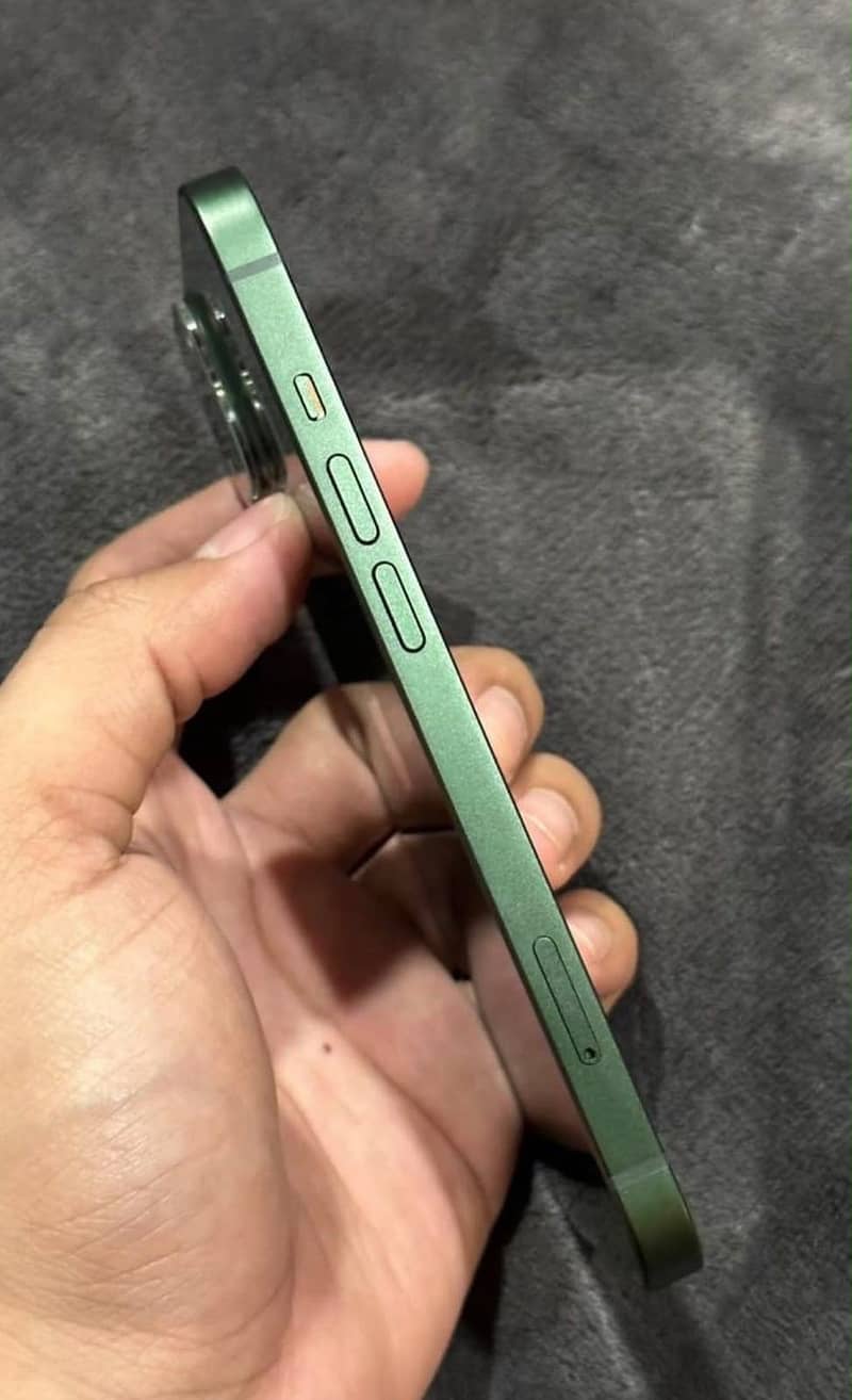 Apple iPhone 13 4
