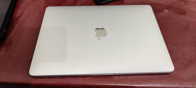 MacBook pro 2017 17 16/256  touch bar all ok