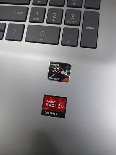 hp. ryzen 5.7000 . 8gbram. 256ssd. . 17 inch screen. touch . 1080p