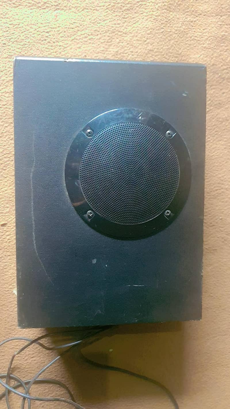Logitech Baser with two speakers 0
