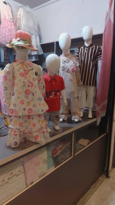 main apni shop bnd karraha hon rate to rate sale kardonga suits hn bac