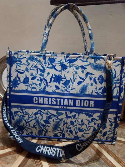CHRISTIAN DIOR