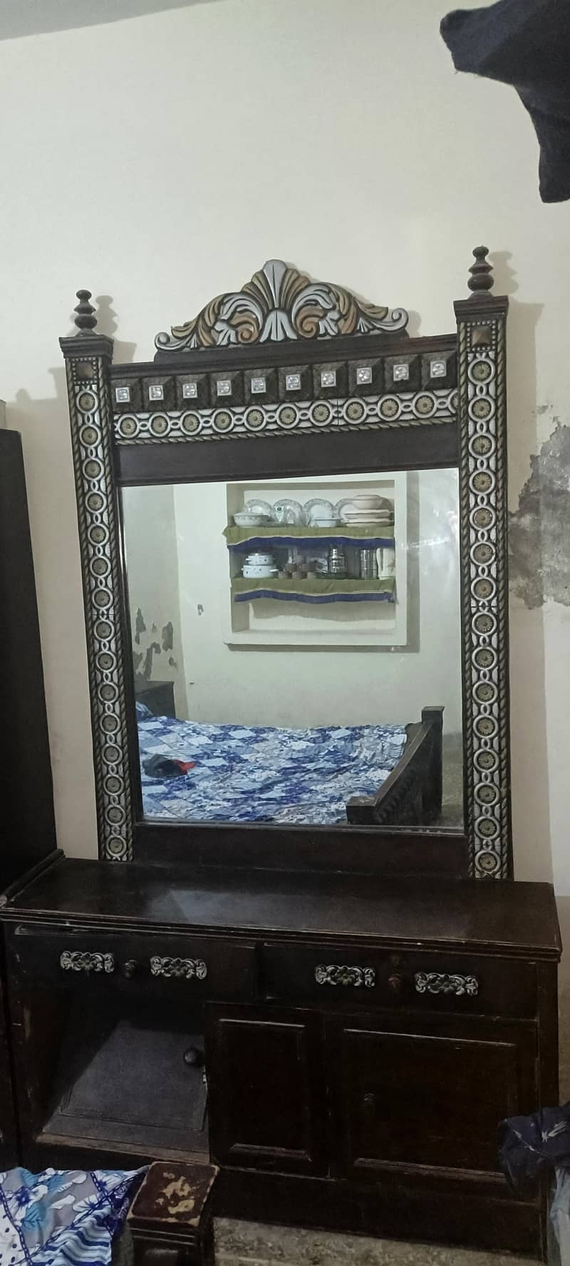 showcase and dressing table 0