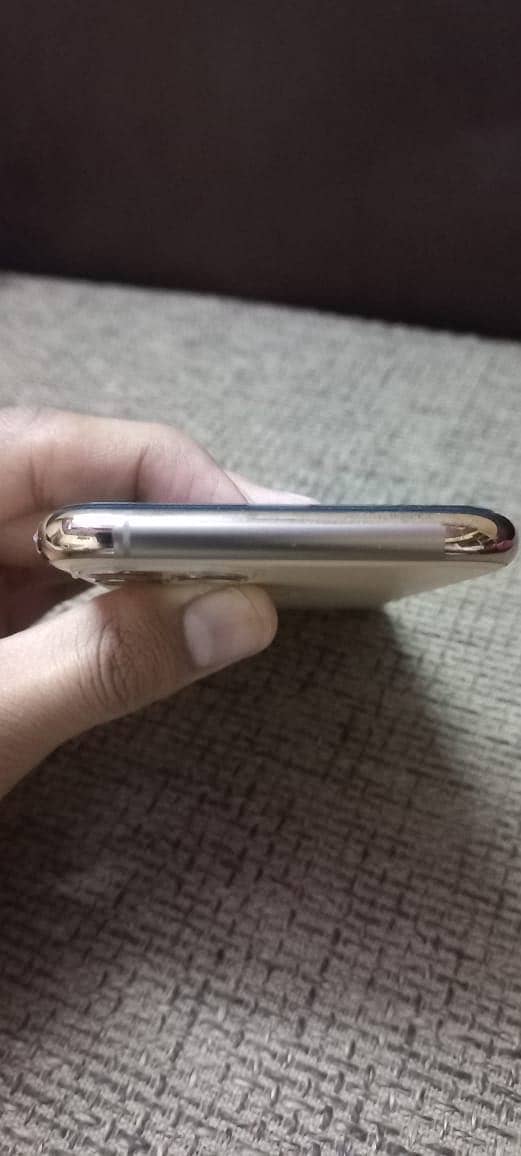Apple iPhone 11 Pro 4
