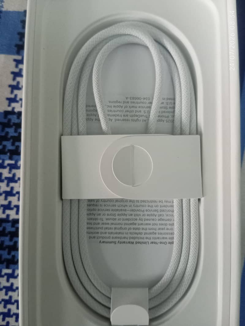 Apple iPhone 16e 1