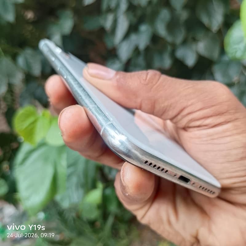 Apple iPhone X 4