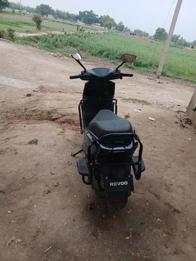 Revoo y32 yuon