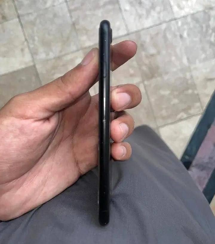 Apple iPhone 7 3