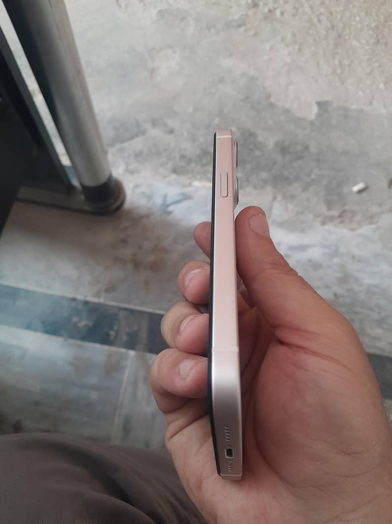 Apple iPhone 13 2