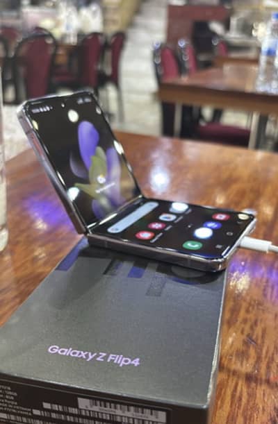 Samsung Z Flip 4 10/10 condition Fold not work
