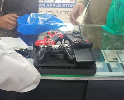 PS4 slim with 3 controllers & 2tb device non jailbreak