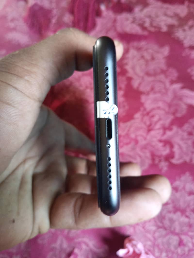 Apple iPhone 11 4