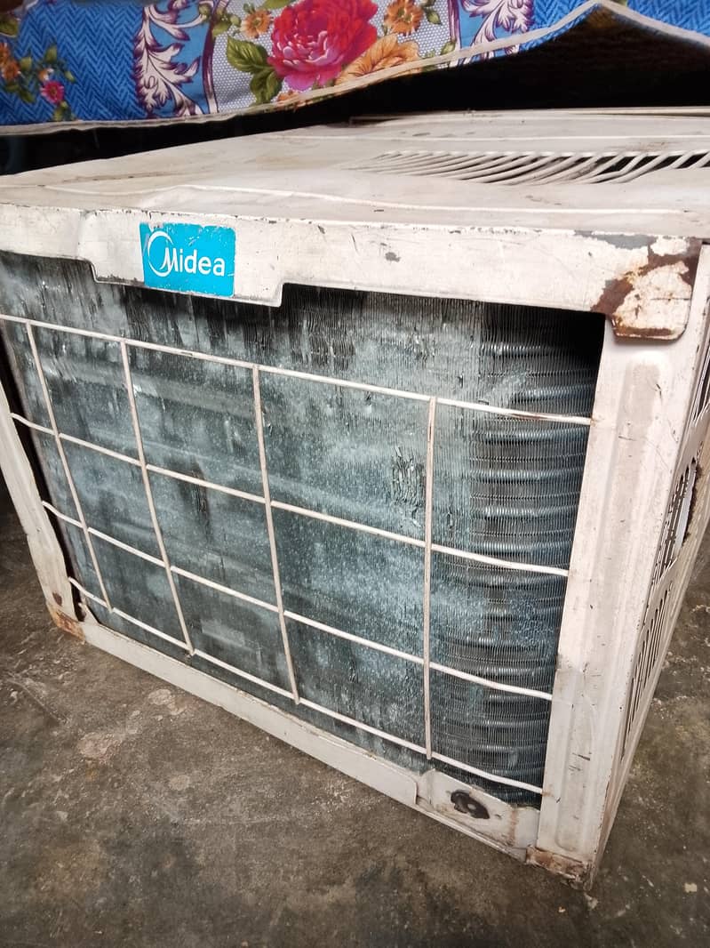 window AC 4
