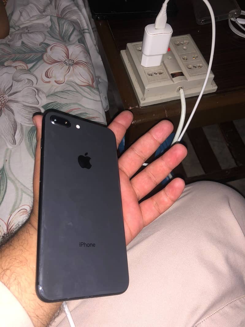 Apple iPhone 8 Plus 0
