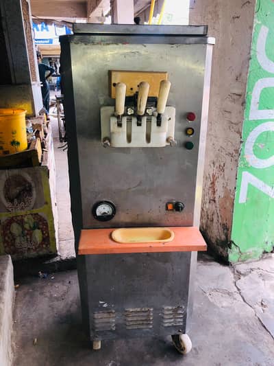 Ice cream machine with three handel no. 03014677383