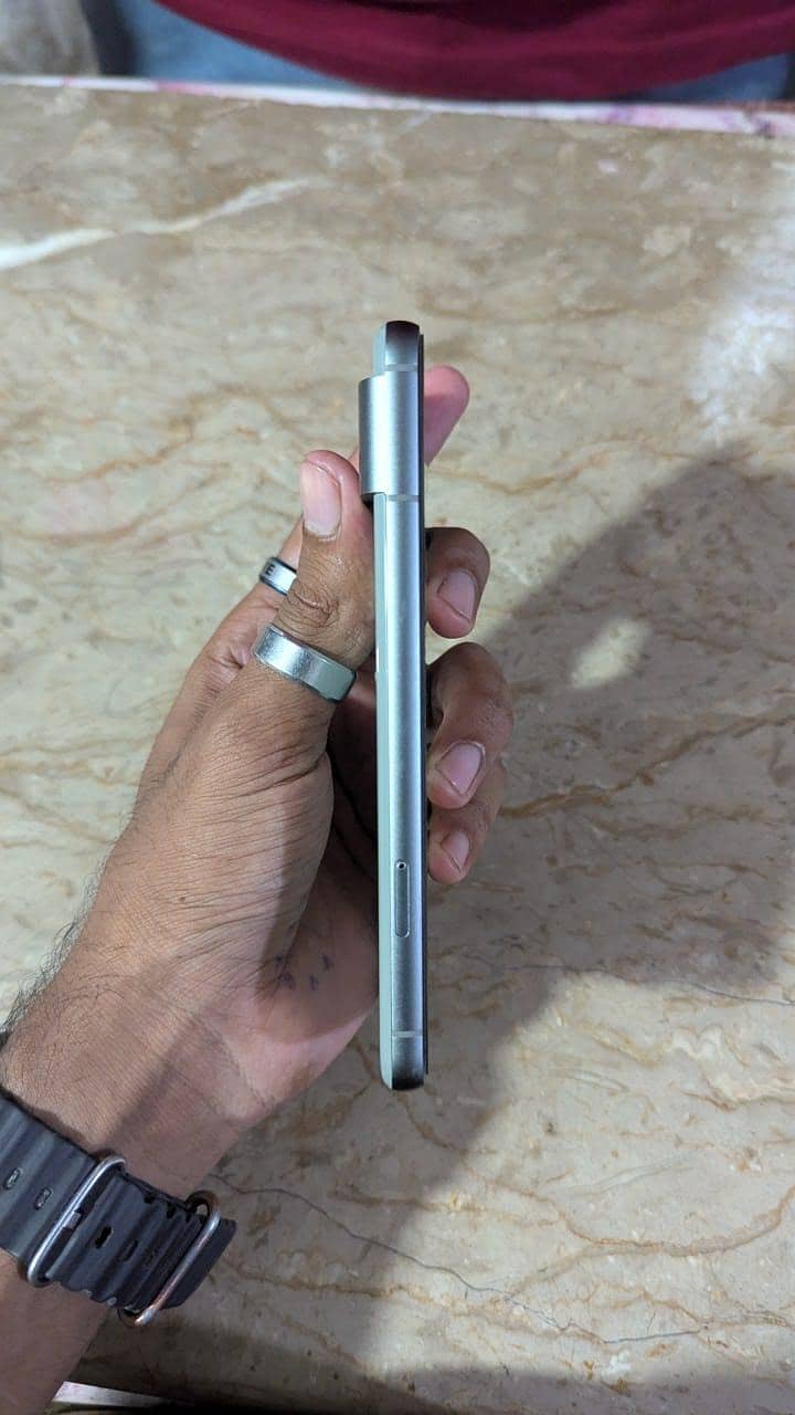 Google Pixel 8 4