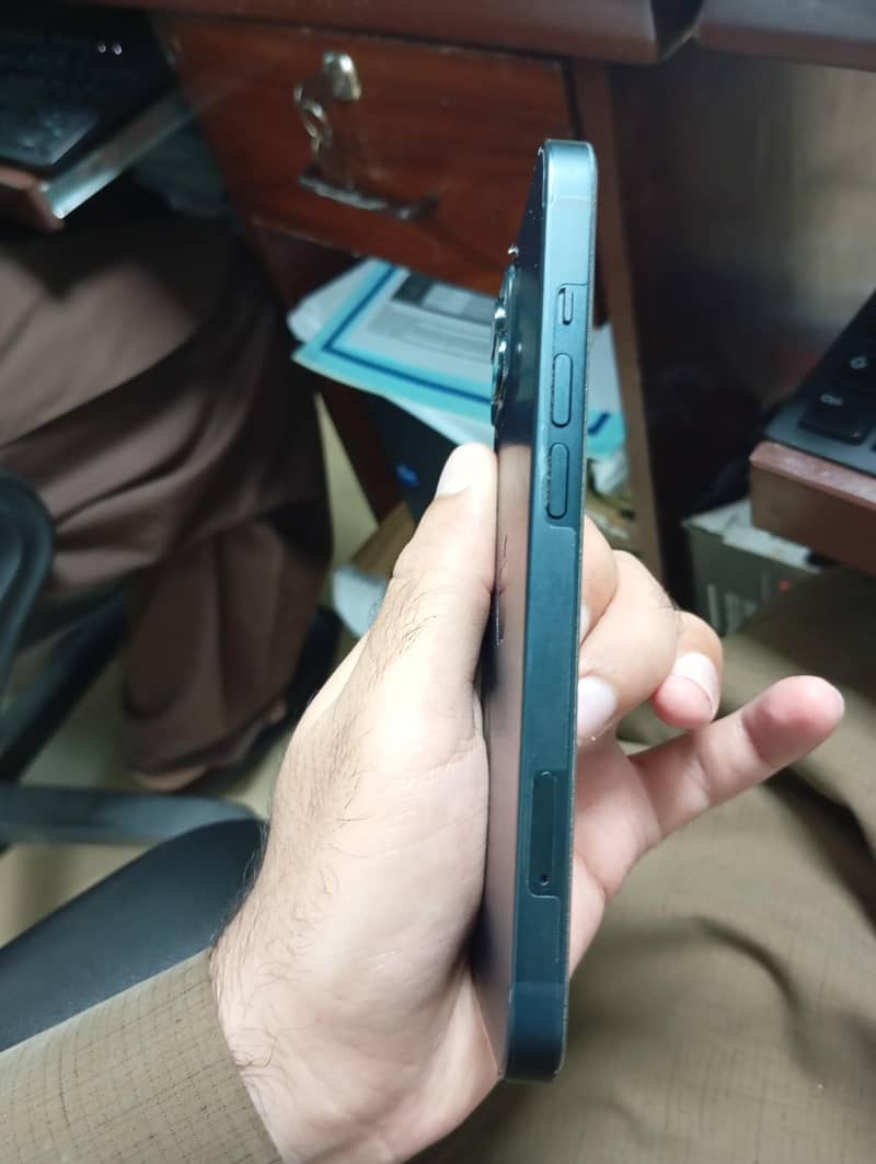Apple iPhone 13 4