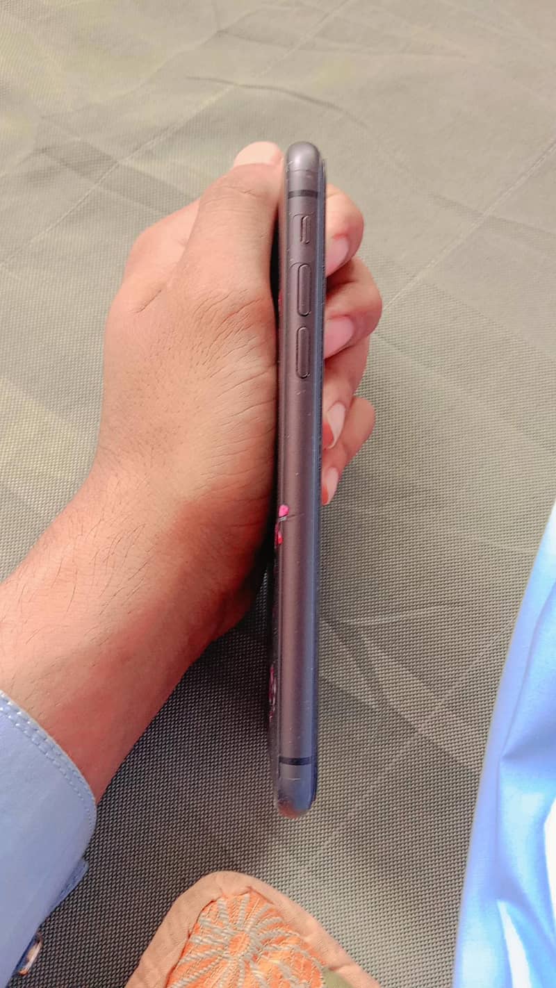 Apple iPhone 11 4