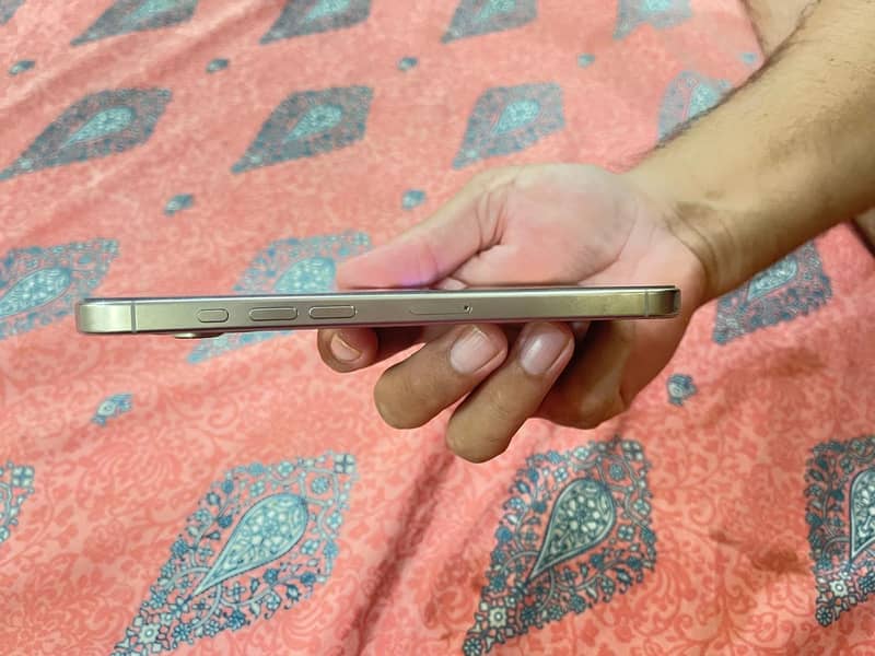 Apple iPhone 16 Pro Max 4