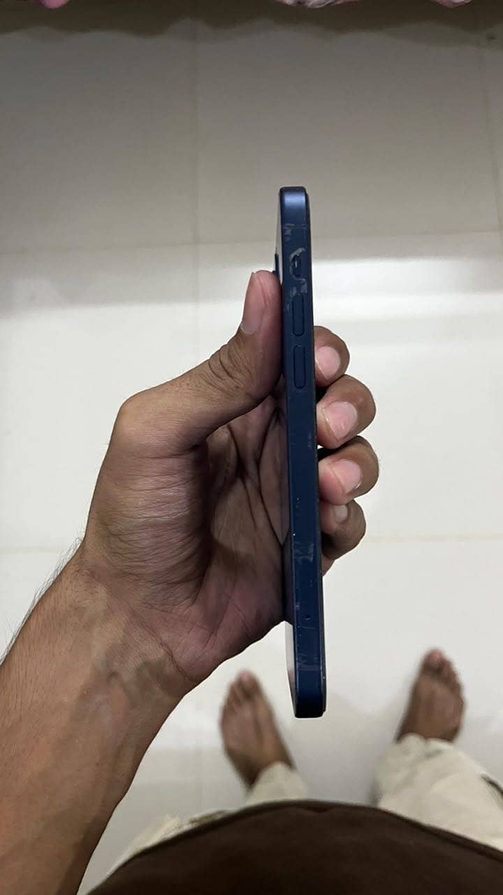Apple iPhone 12 4