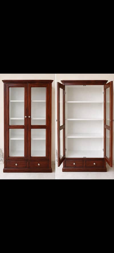showcase / book shelf