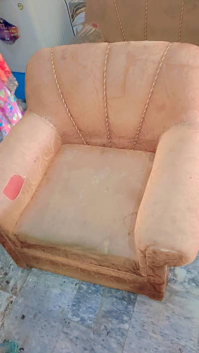3 siter sofa possiss hone wali hy