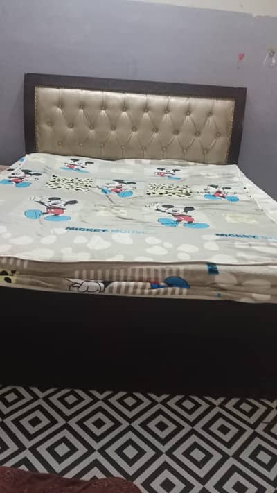 queen bed with matress