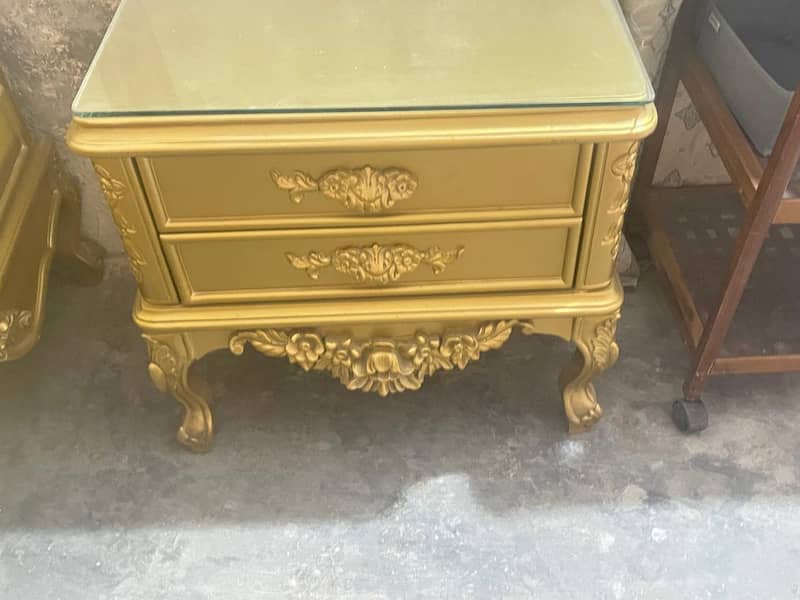 queen bed two side table & singar table for sell 3